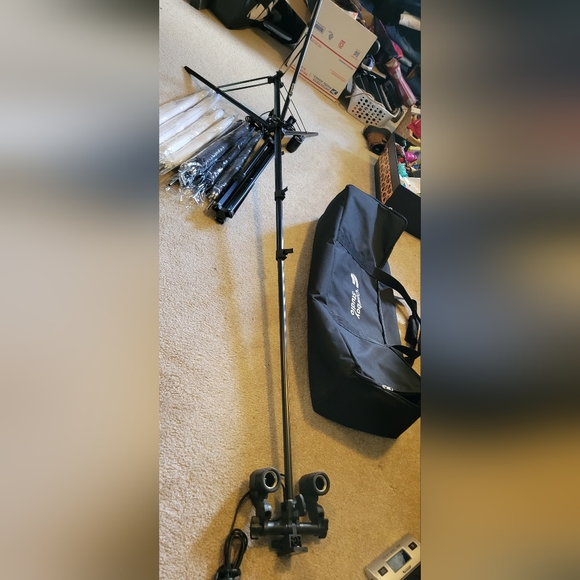 Cowboy Studio Lighting Kit 2 adjustable tripods 80" tall,  8 umbrellas & carryin - Picture 13 of 13